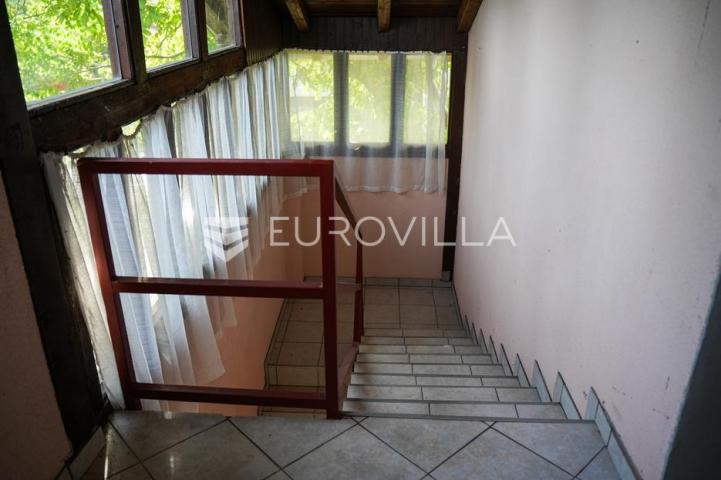 Tovarnik, izuzetna prilika, prostrana kuća s tri stana i okućnicom od 1.949 m²