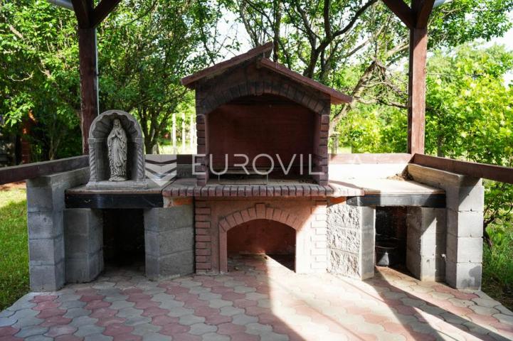 Tovarnik, izuzetna prilika, prostrana kuća s tri stana i okućnicom od 1.949 m²