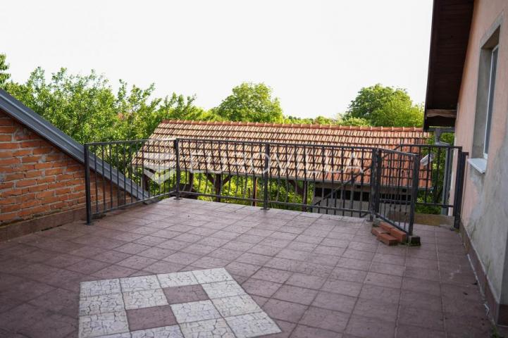 Tovarnik, izuzetna prilika, prostrana kuća s tri stana i okućnicom od 1.949 m²