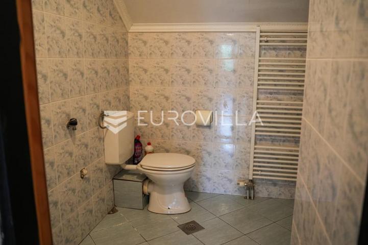 Tovarnik, izuzetna prilika, prostrana kuća s tri stana i okućnicom od 1.949 m²