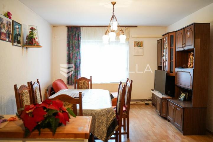 Tovarnik, izuzetna prilika, prostrana kuća s tri stana i okućnicom od 1.949 m²