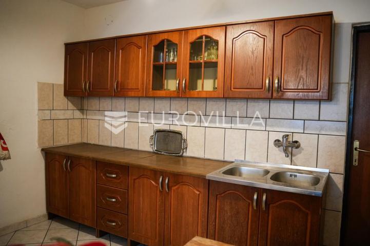 Tovarnik, izuzetna prilika, prostrana kuća s tri stana i okućnicom od 1.949 m²