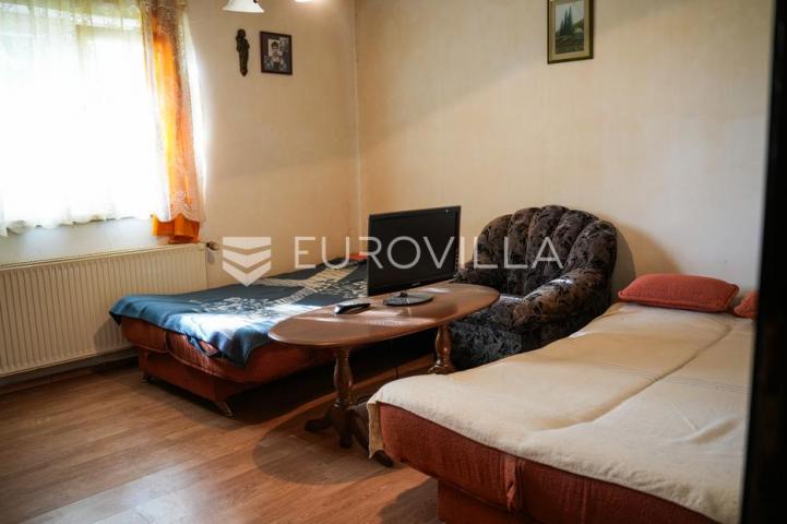 Tovarnik, izuzetna prilika, prostrana kuća s tri stana i okućnicom od 1.949 m²