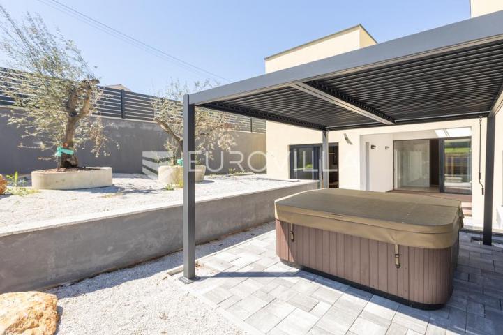 Istra, Poreč, komforna kuća u nizu s vrtom i vlastitim spa kutkom