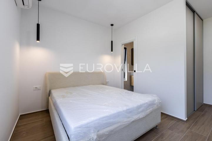 Istra, Poreč, komforna kuća u nizu s vrtom i vlastitim spa kutkom