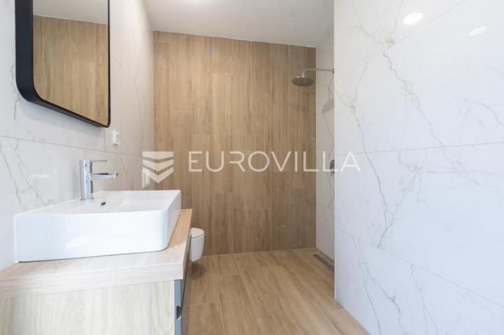 Istra, Poreč, komforna kuća u nizu s vrtom i vlastitim spa kutkom