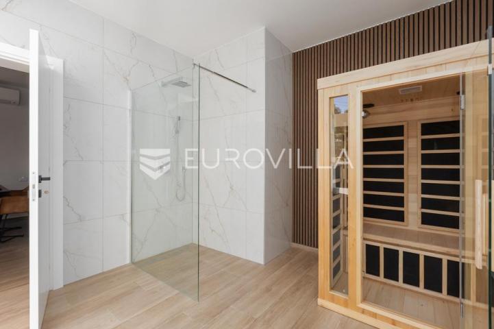Istra, Poreč, komforna kuća u nizu s vrtom i vlastitim spa kutkom
