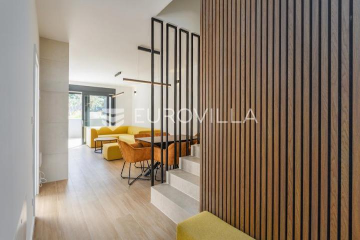 Istra, Poreč, komforna kuća u nizu s vrtom i vlastitim spa kutkom