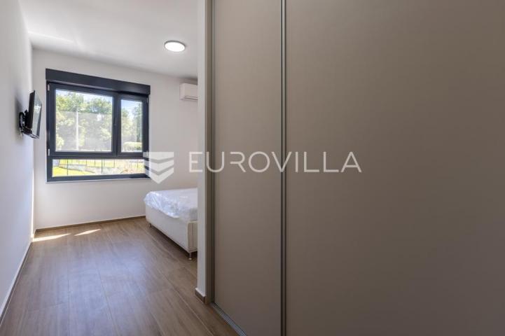 Istra, Poreč, komforna kuća u nizu s vrtom i vlastitim spa kutkom