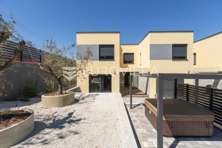 Istra, Poreč, komforna kuća u nizu s vrtom i vlastitim spa kutkom