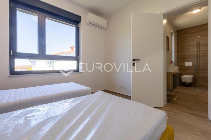 Istra, Poreč, komforna kuća u nizu s vrtom i vlastitim spa kutkom