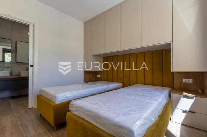 Istra, Poreč, komforna kuća u nizu s vrtom i vlastitim spa kutkom