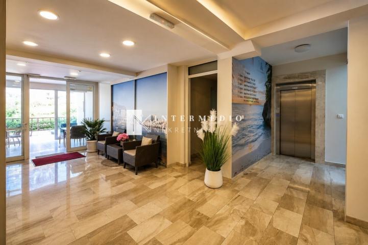Penthouse na prodaju u Pržnu, Crna Gora – Pogled na more i rooftop bazen