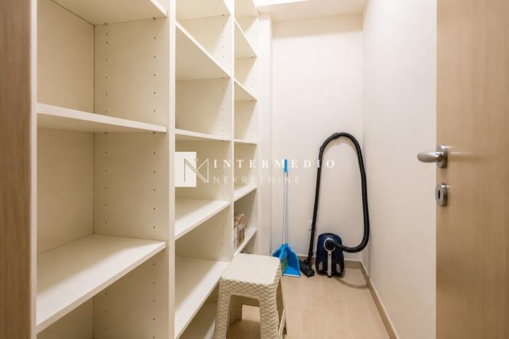 Penthouse na prodaju u Pržnu, Crna Gora – Pogled na more i rooftop bazen