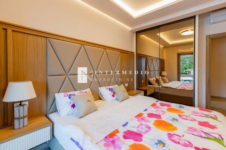Penthouse na prodaju u Pržnu, Crna Gora – Pogled na more i rooftop bazen