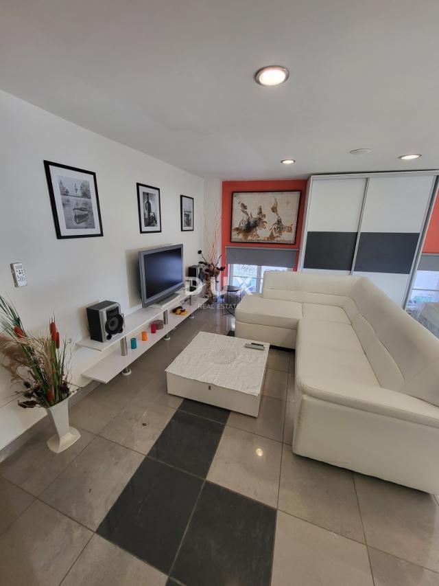 RIJEKA, SUŠAK - Poslovni prostor+dvije garsonijere,  blizu centra grada, 240m2