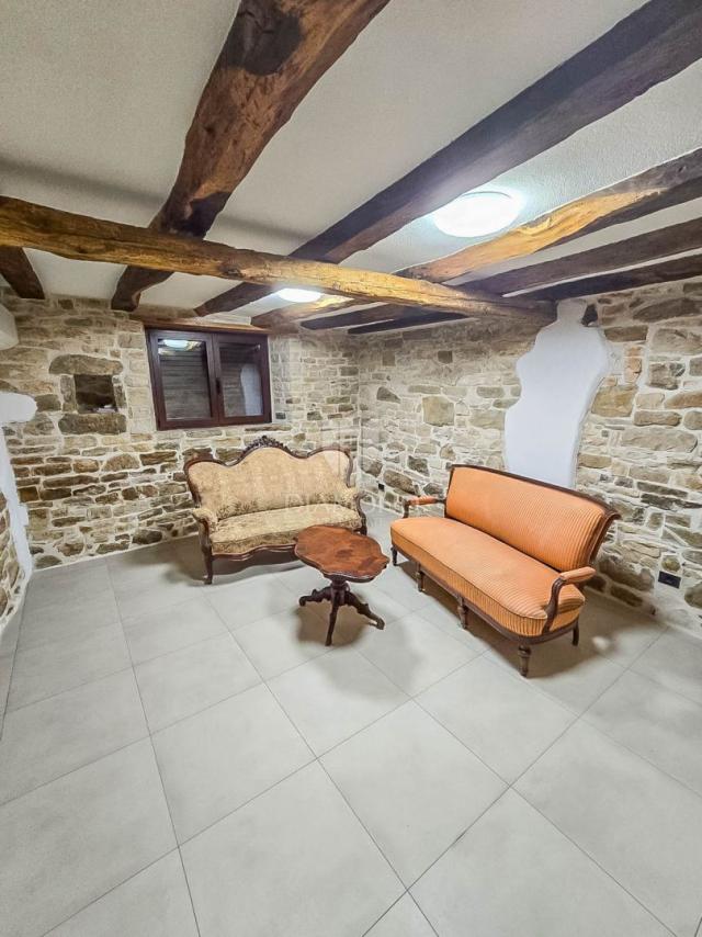 Buje, obnovljena kuća u blizini Grožnjana!
