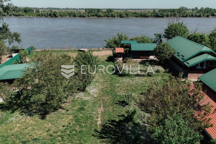 Ilok, Šarengrad, Imanje uz samu obalu Dunava s vlastitim pristupom rijeci