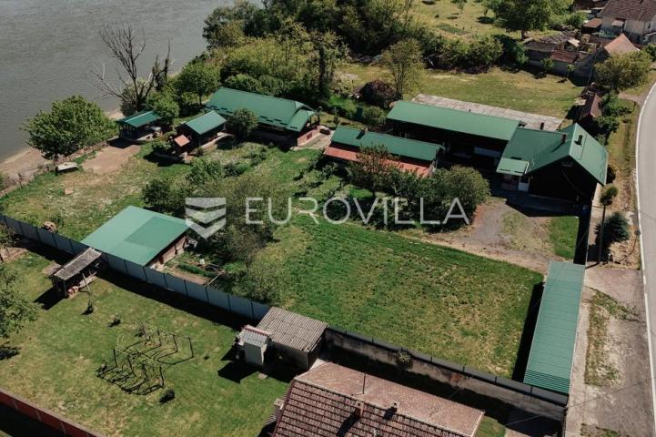 Ilok, Šarengrad, Imanje uz samu obalu Dunava s vlastitim pristupom rijeci