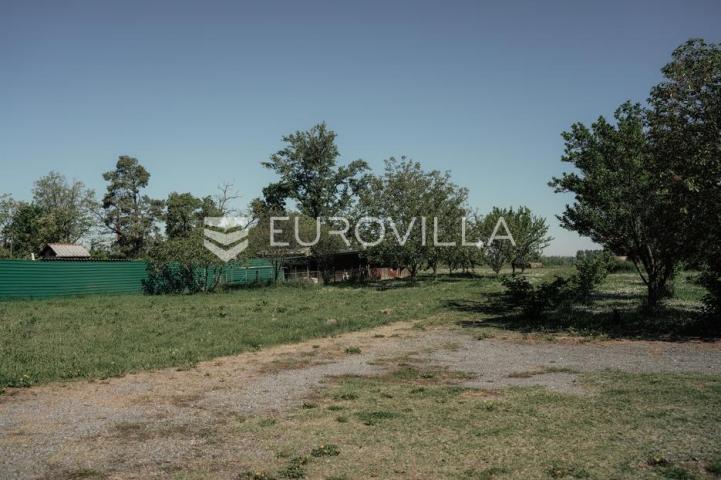 Ilok, Šarengrad, Imanje uz samu obalu Dunava s vlastitim pristupom rijeci