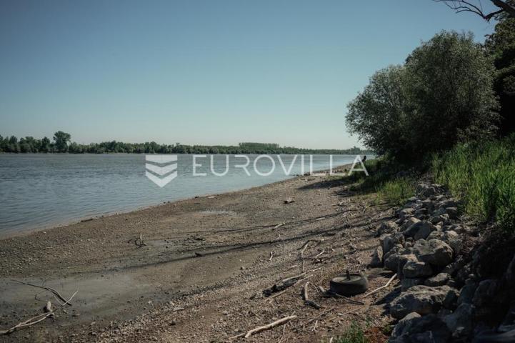 Ilok, Šarengrad, Imanje uz samu obalu Dunava s vlastitim pristupom rijeci