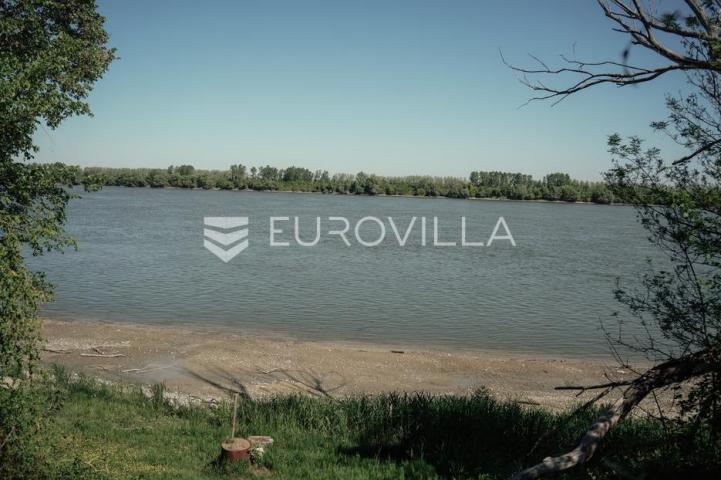 Ilok, Šarengrad, Imanje uz samu obalu Dunava s vlastitim pristupom rijeci