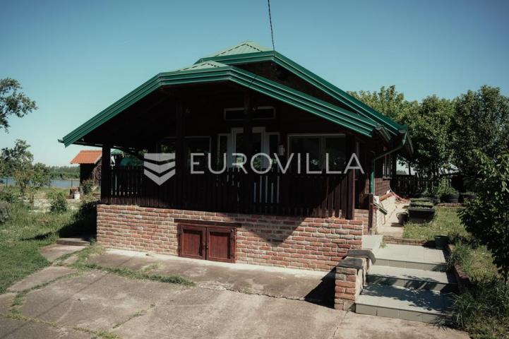 Ilok, Šarengrad, Imanje uz samu obalu Dunava s vlastitim pristupom rijeci