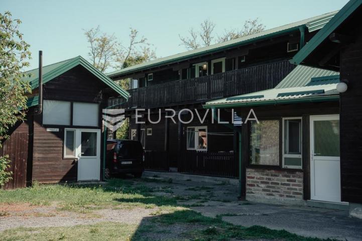 Ilok, Šarengrad, Imanje uz samu obalu Dunava s vlastitim pristupom rijeci