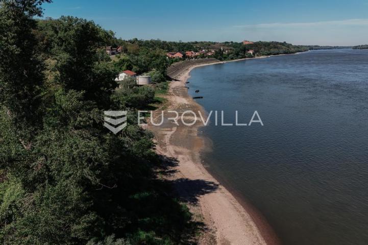 Ilok, Šarengrad, Imanje uz samu obalu Dunava s vlastitim pristupom rijeci