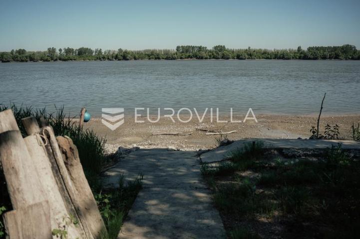 Ilok, Šarengrad, Imanje uz samu obalu Dunava s vlastitim pristupom rijeci