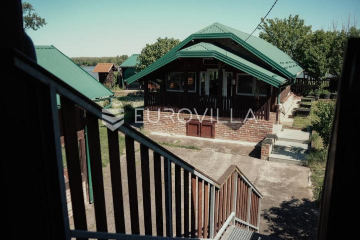 Ilok, Šarengrad, Imanje uz samu obalu Dunava s vlastitim pristupom rijeci