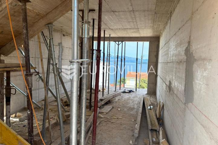 Šolta, Stomorska, dvosoban troetažan stan s pogledom na more
