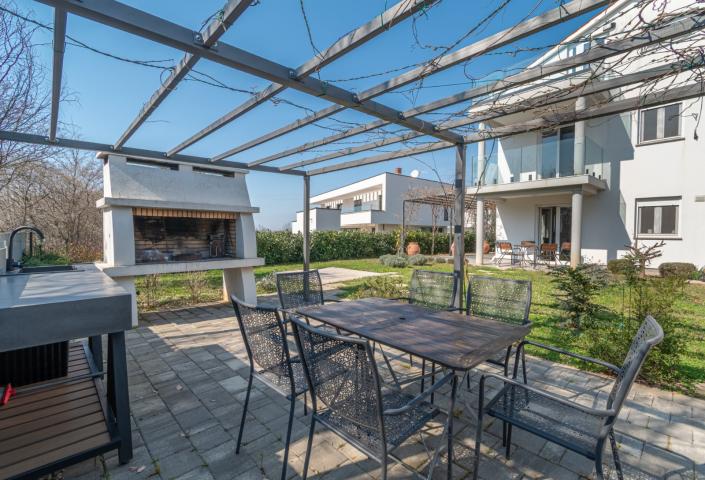 Istra, okolica Poreča – kuća u nizu s vrtom i pogledom na more
