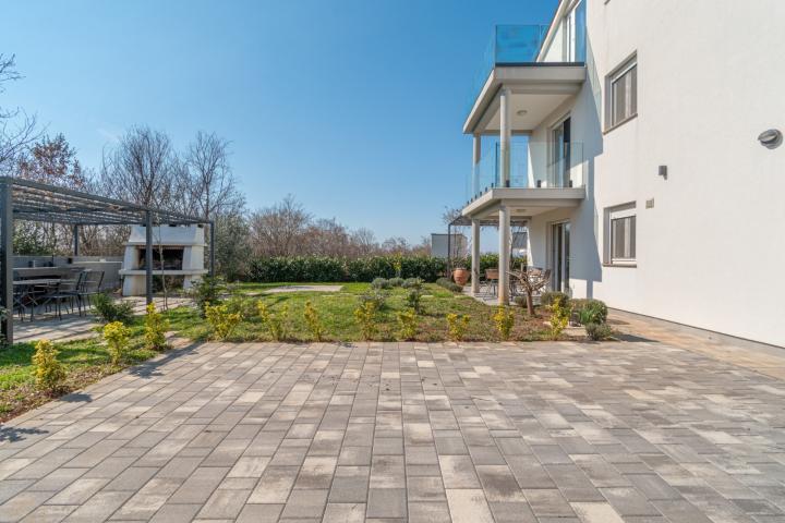 Istra, okolica Poreča – kuća u nizu s vrtom i pogledom na more