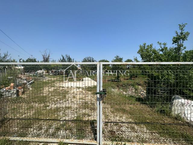 Umag, vrijedno poljoprivredno zemljište, 600 m od grada