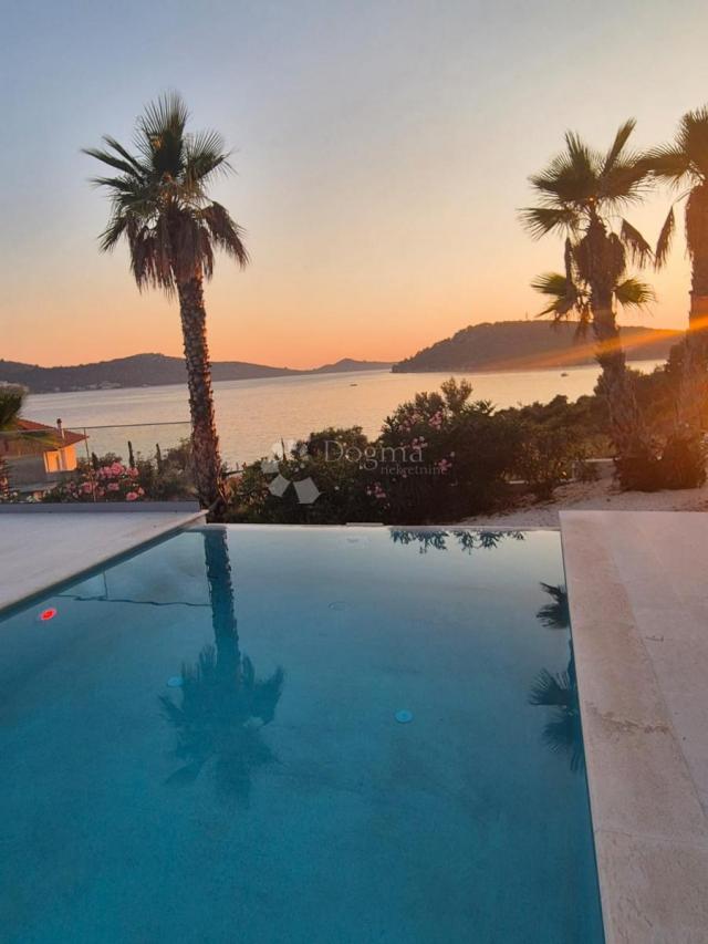 LUXURY PRIVATE APARTMENT BY THE SEA