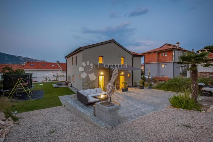 SAMOSTOJEĆA KUĆA UZ MORE (par minuta od plaže) BAŠKA - otok Krk