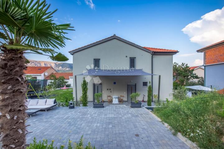 SAMOSTOJEĆA KUĆA UZ MORE (par minuta od plaže) BAŠKA - otok Krk