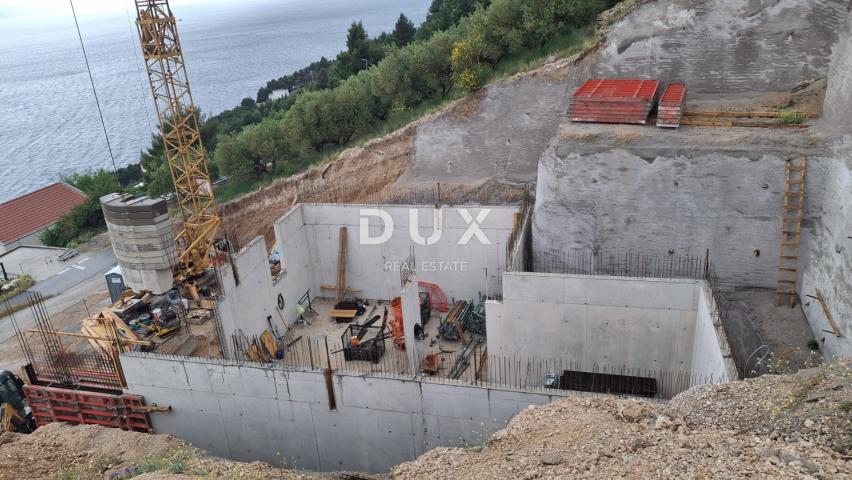 DALMACIJA, PISAK – Dvosobni stanovi s krovnom terasom