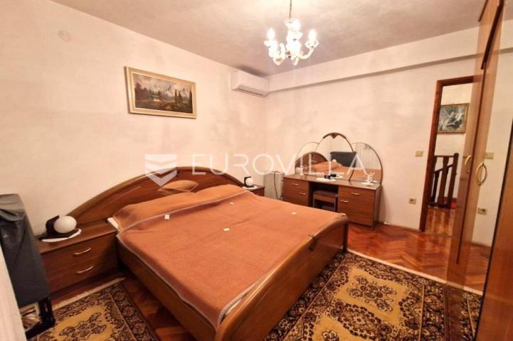 Vir, šarmantna kuća s velikim vrtom i garažom na izuzetnoj lokaciji
