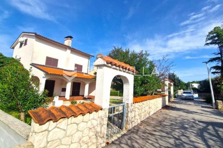Vir, šarmantna kuća s velikim vrtom i garažom na izuzetnoj lokaciji