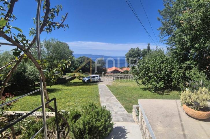 Kostrena, samostojeća kuća s okućnicom, pogled na more