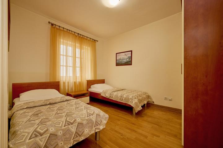 Apartman sa 4 spavace sobe, Sveti Stefan, 1 linija