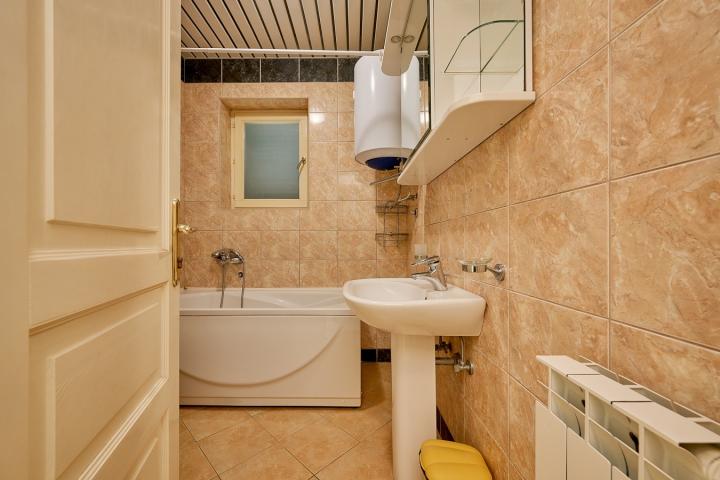 Apartman sa 4 spavace sobe, Sveti Stefan, 1 linija