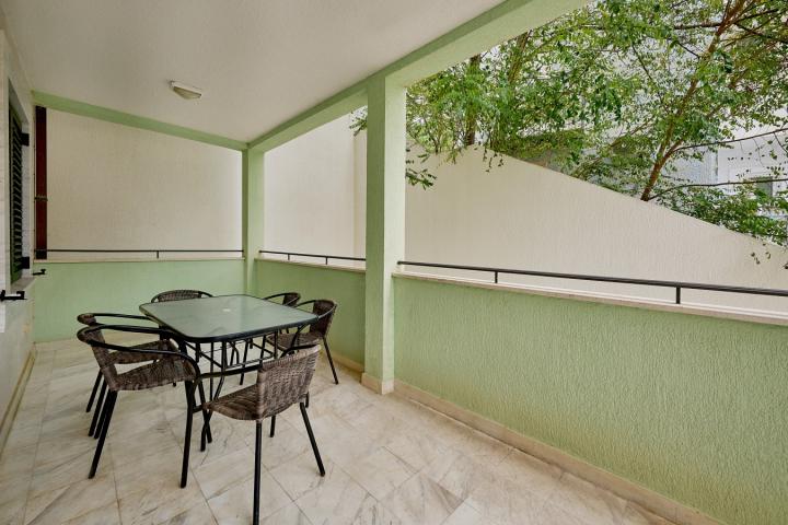 Apartman sa 4 spavace sobe, Sveti Stefan, 1 linija