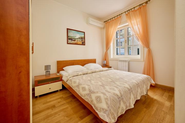Apartman sa 4 spavace sobe, Sveti Stefan, 1 linija