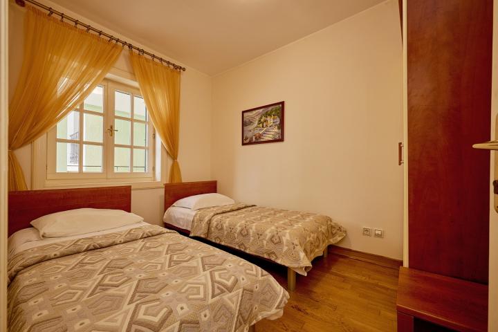 Apartman sa 4 spavace sobe, Sveti Stefan, 1 linija