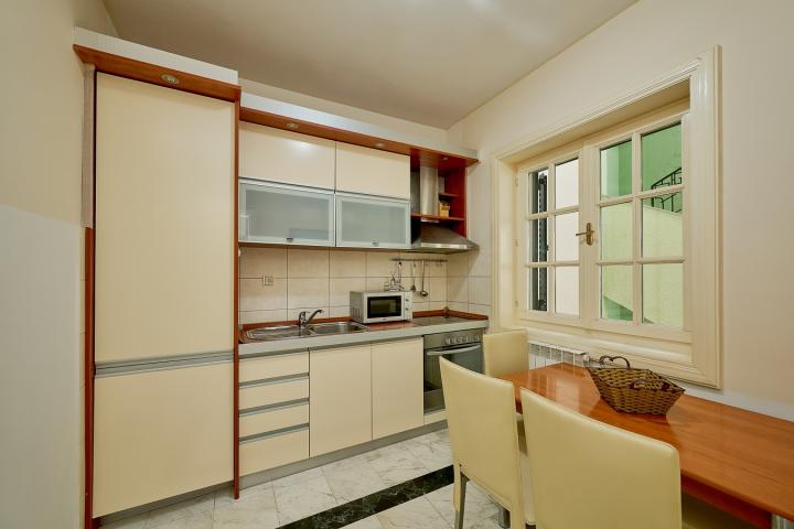 Apartman sa 4 spavace sobe, Sveti Stefan, 1 linija