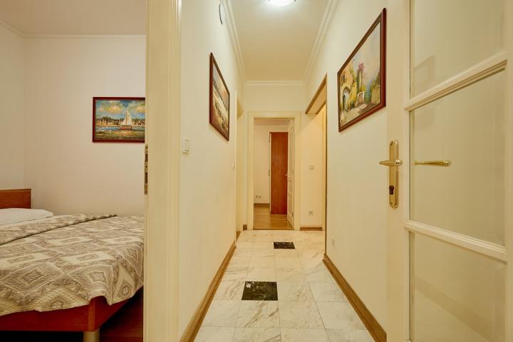 Apartman sa 4 spavace sobe, Sveti Stefan, 1 linija