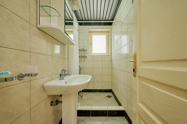 Apartman sa 4 spavace sobe, Sveti Stefan, 1 linija